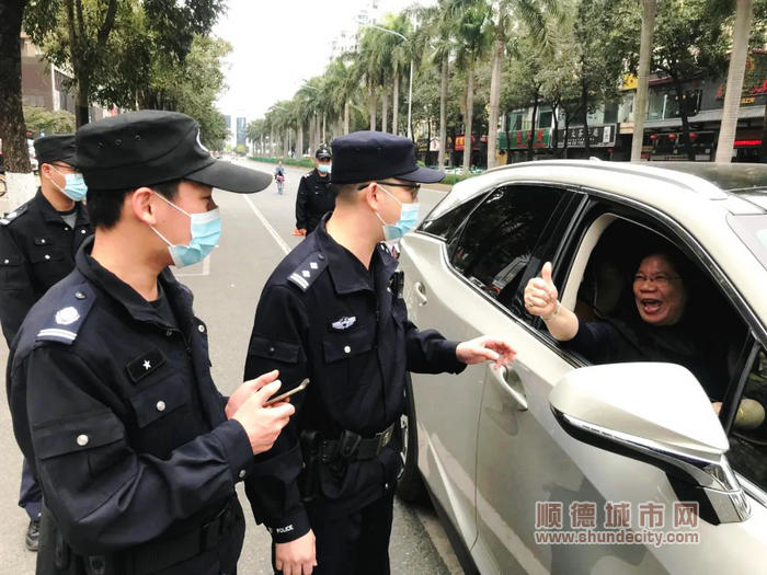往市民為執勤民警豎起大拇指點贊.jpg