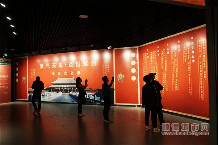 源遠流長的圣旨文化深深吸引著前來參觀的市民.jpg