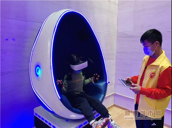 志愿者史禮通帶領現場觀眾體驗VR全景互動.jpg