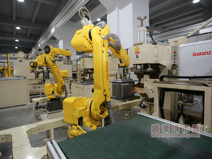 格兰仕集团先进的工业4.0机器人生产线。[1].JPG