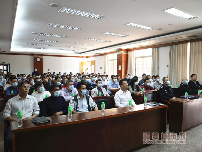 与会人员观看火灾现场救援视频。.jpg
