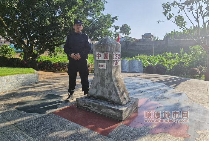 4.顺德边检民警梁俏益与界碑合影.jpg