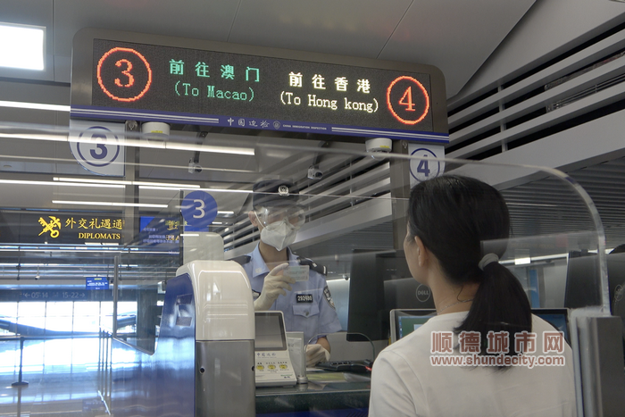 5.顺德边检民警吴少勋2020年在港珠澳大桥为旅客办理通关手续.png