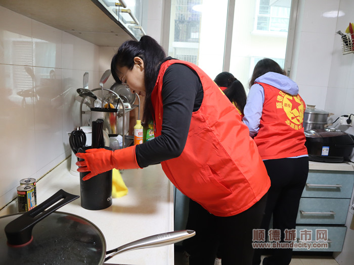 大良退役女兵在烈屬家庭打掃衛生。.jpg