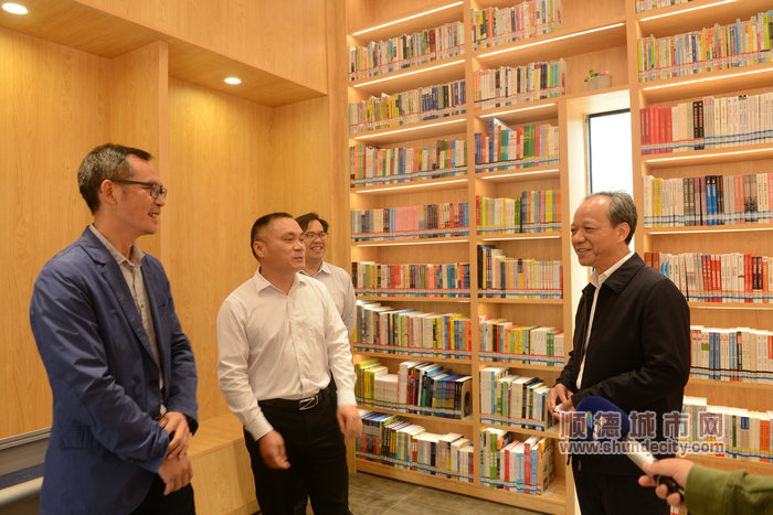 2021年3月9日，佛山市委副书记、顺德区委书记郭文海（右一）到顺图书房调研 (2).jpg