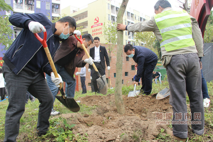 與會人員在陳大滘公園開展了愛心植樹志愿服務活動 (1).JPG