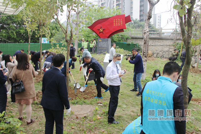 與會人員在陳大滘公園開展了愛心植樹志愿服務活動 (2).JPG