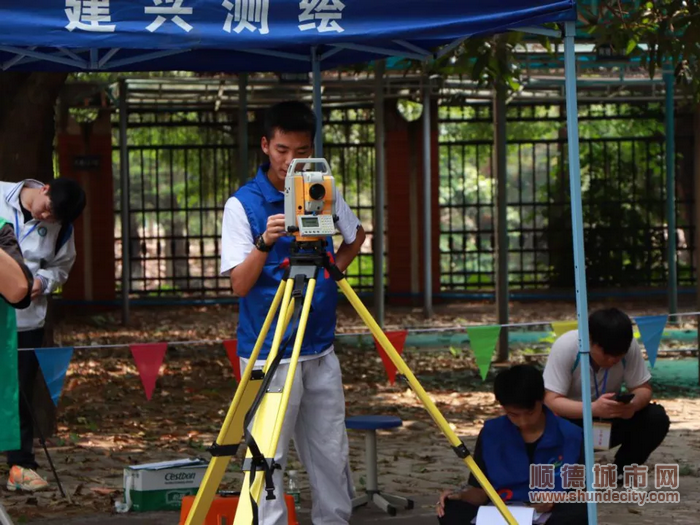顺德学子在赛场上沉着比赛.png