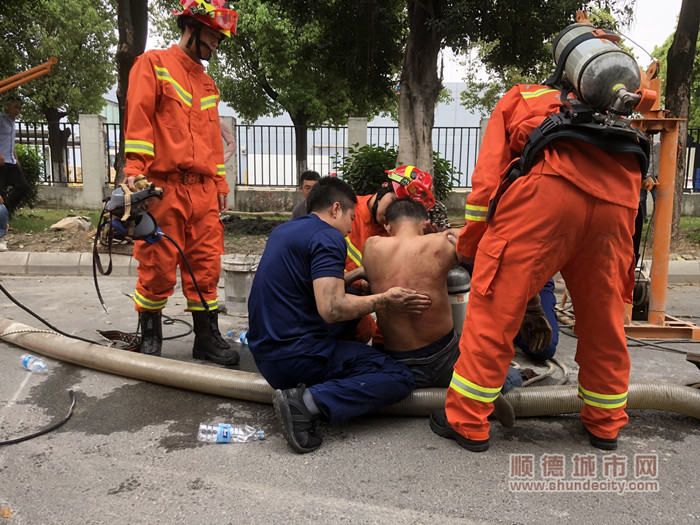 救助下水道被困人员加水印.jpg