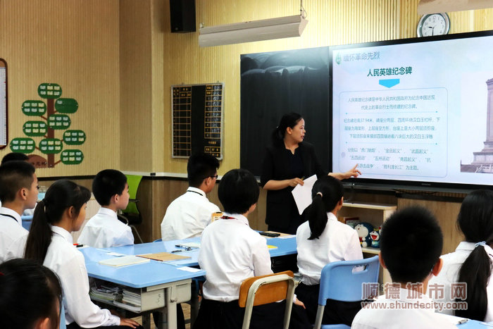 老师课堂上介绍人民英雄纪念碑.JPG