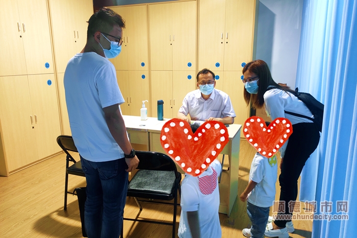 3.家长带孩子参与当天的义诊活动.jpg