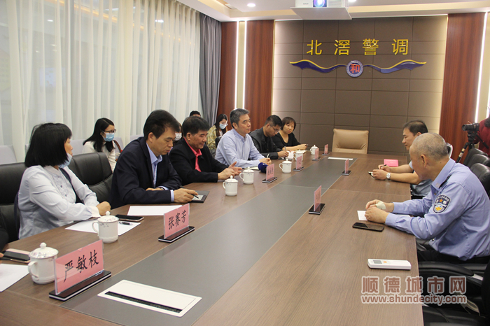 座谈会上，人大代表畅所欲言，各抒己见，纷纷提出想法.jpg