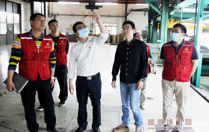 歐勝軍帶隊到企業生產空間了解生產環境。.JPG