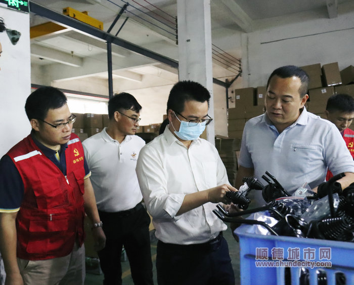 容桂街道辦事處主任歐勝軍帶隊走訪即將搬遷騰挪的企業。.JPG
