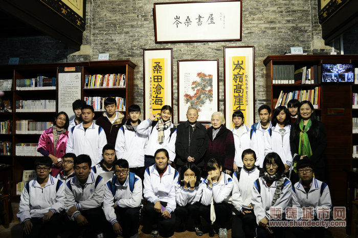 廣東文化名人岑桑回順德 邱禮佳帶著學生去采訪.JPG