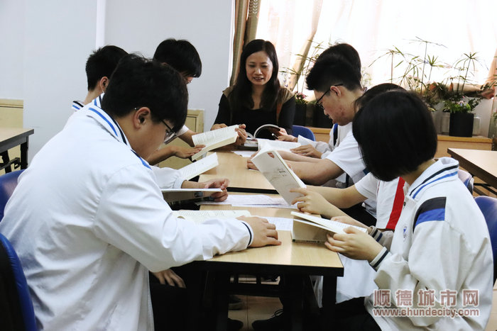 邱禮佳帶領文學社學生閱讀.JPG