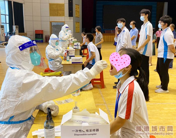 广州医科大学附属顺德医院为高三师生检测核酸。.jpg