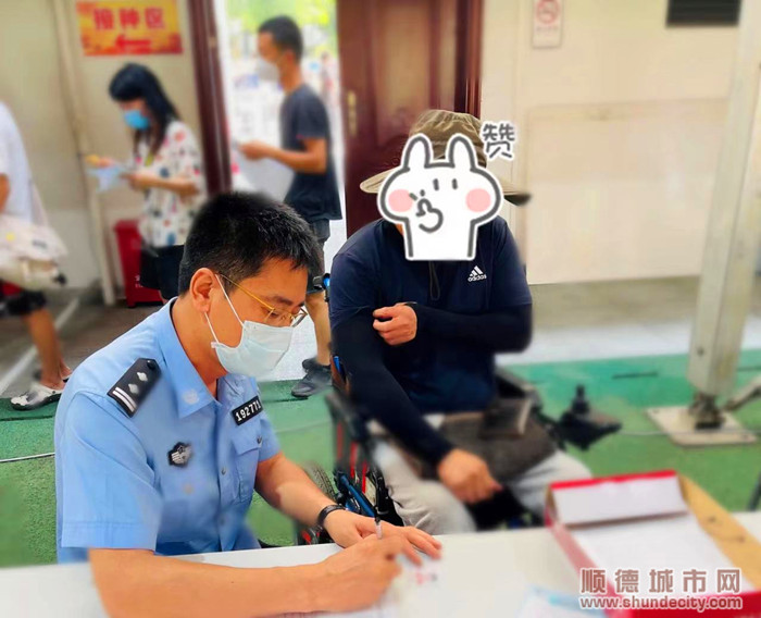 民警欧冠贤为伤残群众登记疫苗接种信息。.jpg