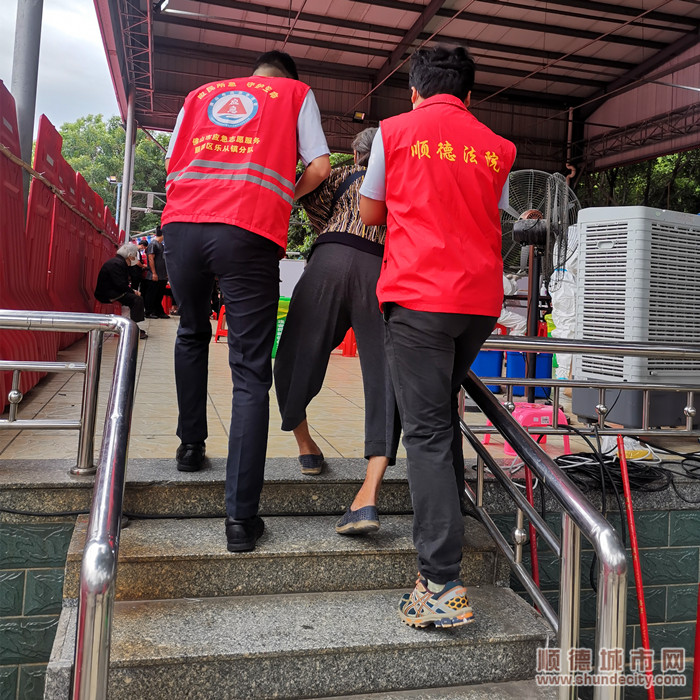 区法院下派志愿者及应急志愿服务队队员搀扶老人前往检测。.jpg