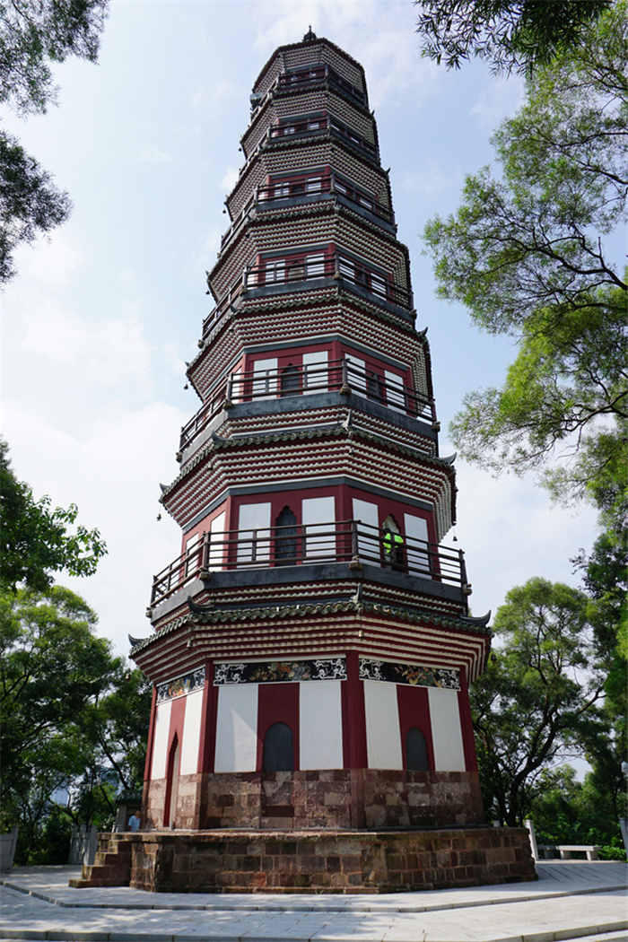 青云塔又名神步塔,位于佛山市顺德区大良顺峰山公园神步岗上.