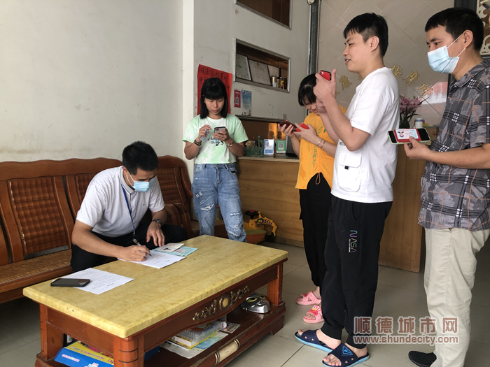 北滘公服办工作人员协助残障人士预约打疫苗_副本.png