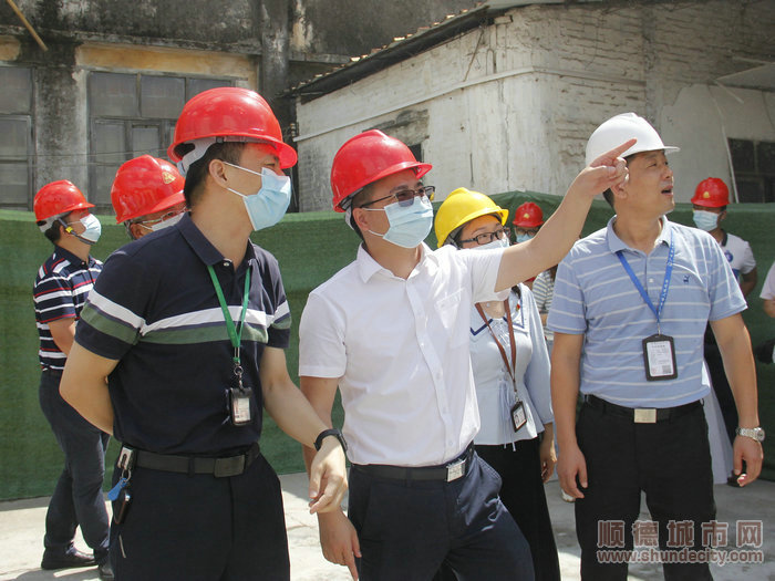 shundeplus/images/article/2021/07/12/4ff6c20210712131544527593.jpg 容桂街道领导何春云、欧胜军来到拆除行动现场。.JPG