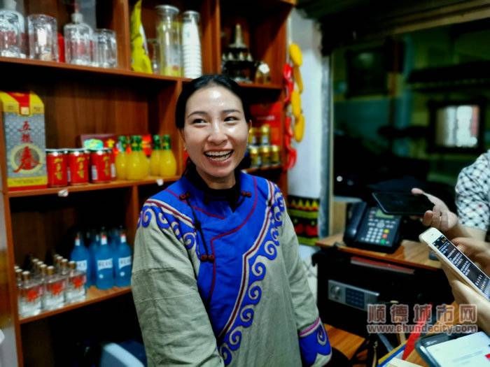 在接受媒體采訪時，俄底洛則臉上洋溢著自信、幸福的笑容。.jpg