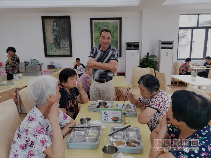 到长者饭堂和长者们拉家常，听建议_副本.jpg