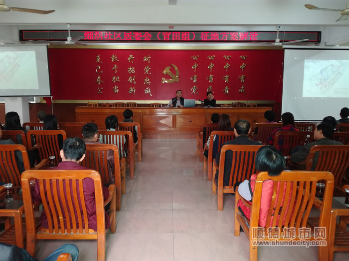 黄任华给村民们解读征地方案.jpg