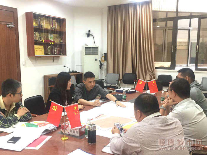 叶毅萌带队到社区处理难题。.jpg