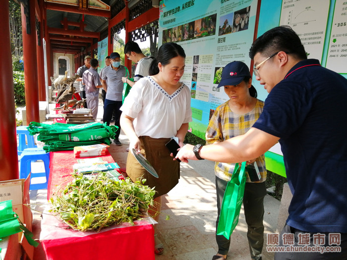 shundeplus/images/article/2021/09/20/7aeb820210920165616957228.jpg 主题宣传活动现场市民了解绿色知识。.jpg