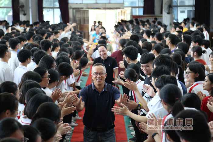 图3：课业指导、一起运动，刘中良对学生而言，既是校长、老师，更是朋友。1_副本.jpg