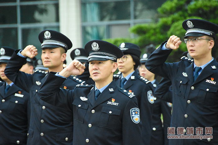 顺德边检站民警面向警旗庄严宣誓-5 - 副本.jpg