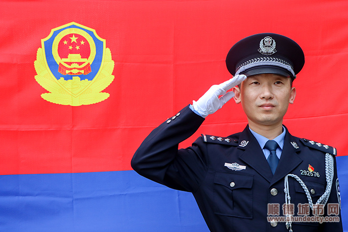 顺德边检站民警与警旗合影-6 - 副本.jpg