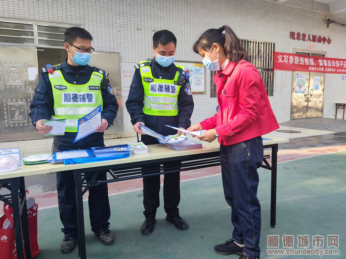 活动现场还安排了禁毒反诈宣传摊位，为村民普及毒品和新型骗局.jpg