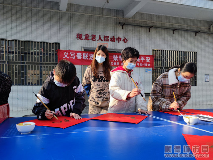 在老师的带动下，弟弟妹妹们也动手写“福”送给广大村民.jpg