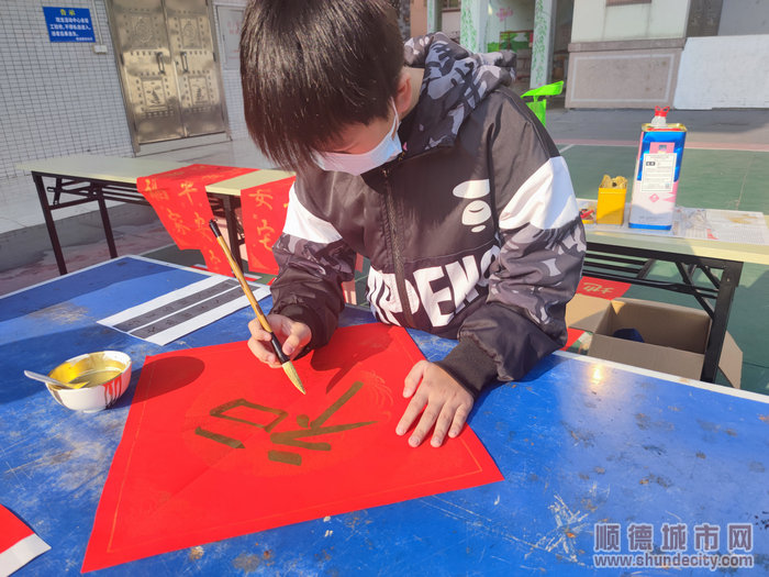 小弟弟也上手写”福“.jpg