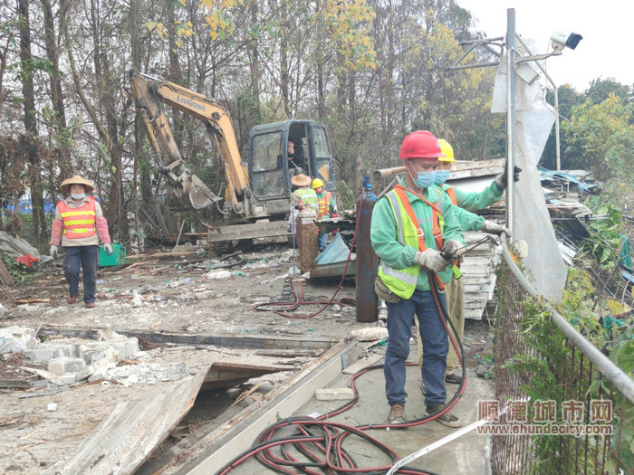 执法现场 拆除违建物.jpg