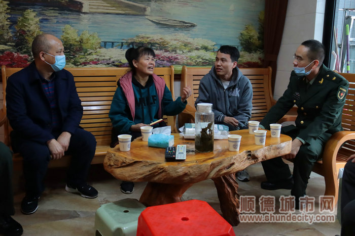 shundeplus/images/article/2022/02/17/eb74c20220217211308930663.jpg 武装部和李军意家人聊天.jpg