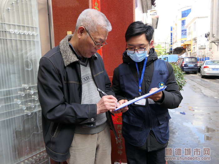 住在府又市场附近的张叔填些调查问卷。.jpg