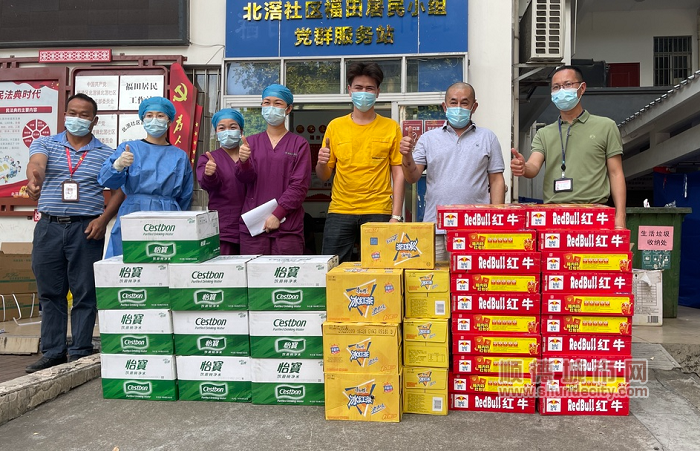 新疆阿卜杜烧烤店慰问中山公园核酸检测点，送来一批清凉饮料和饮用水。.png