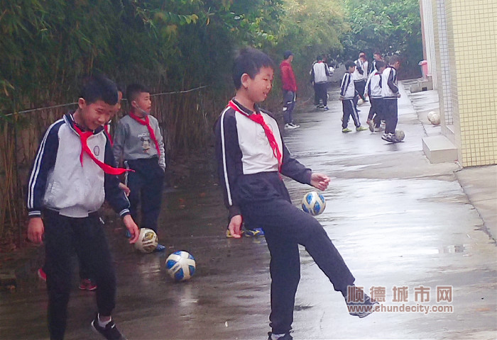 3.梁钊林纪念小学的林品少年与久违的足球_副本.jpg
