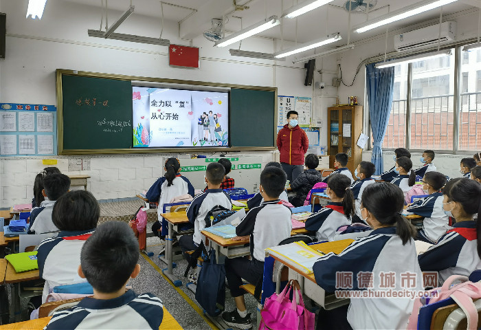 6.梁钊林纪念小学上好返校第一课“，从“心”开始_副本.jpg