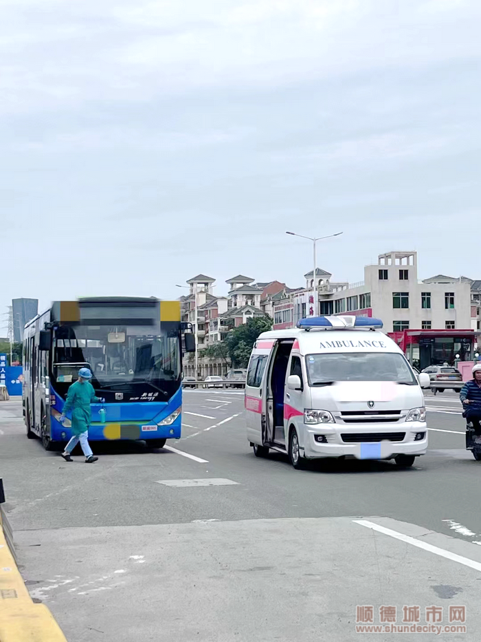 2邱文蕊和乘客急救后，救护车及时赶到。.png