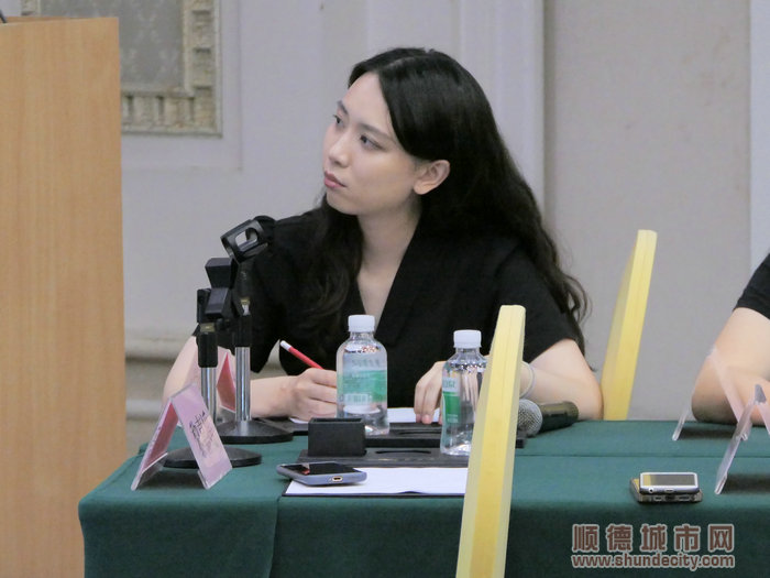 代表们认真听讲。.jpg