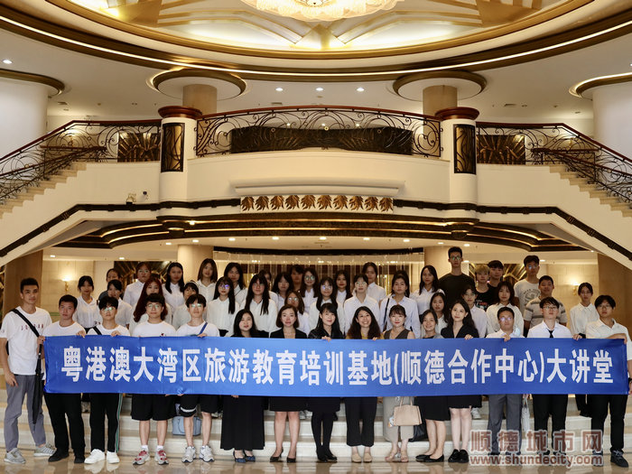 师生们合影留念。.jpg