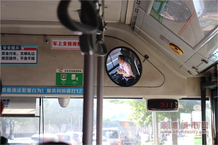 趁著等紅綠燈的間隙，肖師傅匆匆抿了一口水.png