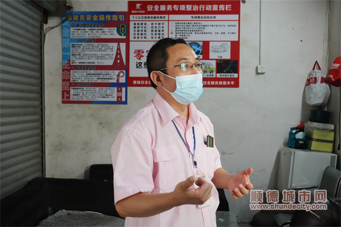 站點的休息室里貼滿了安全宣傳，肖師傅耐心和我們分享駕駛注意事項_副本.jpg