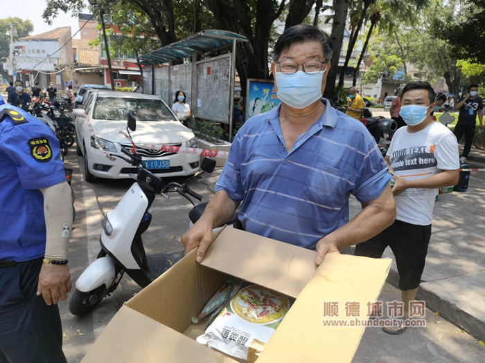 2022年7月25日中午，圍合區內居民領取到第一批生活物資——陳村鎮企業聯豐集團供應的預制菜。_副本.jpg