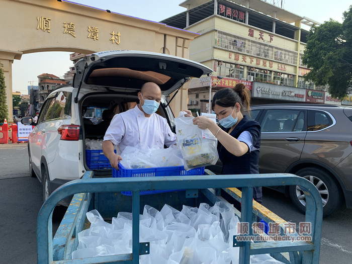 “人文關懷組”為圍合區內的滯留群體提供盒飯，讓他們一日三餐吃上熱菜。_副本.jpg
